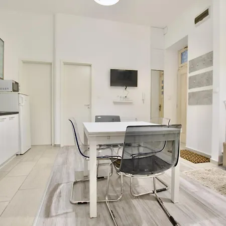 Apartment Standard By Hi5- Csengery Street
