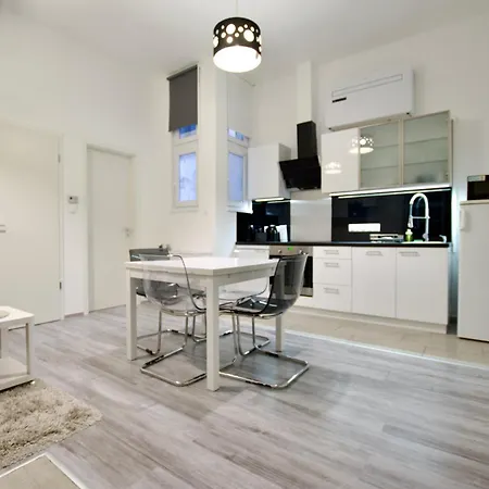 Apartment Standard By Hi5- Csengery Street *